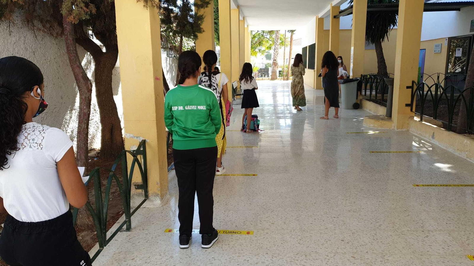 Filas de alumnos con las distancias marcadas en el colegio Doctor Gálvez Moll. Filas de alumnos con las distancias marcadas en el colegio Doctor Gálvez Moll.