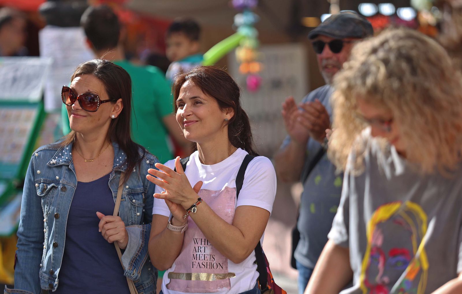 El mercadillo hippie de la Fiesta de la Primavera de La Línea, en imágenes