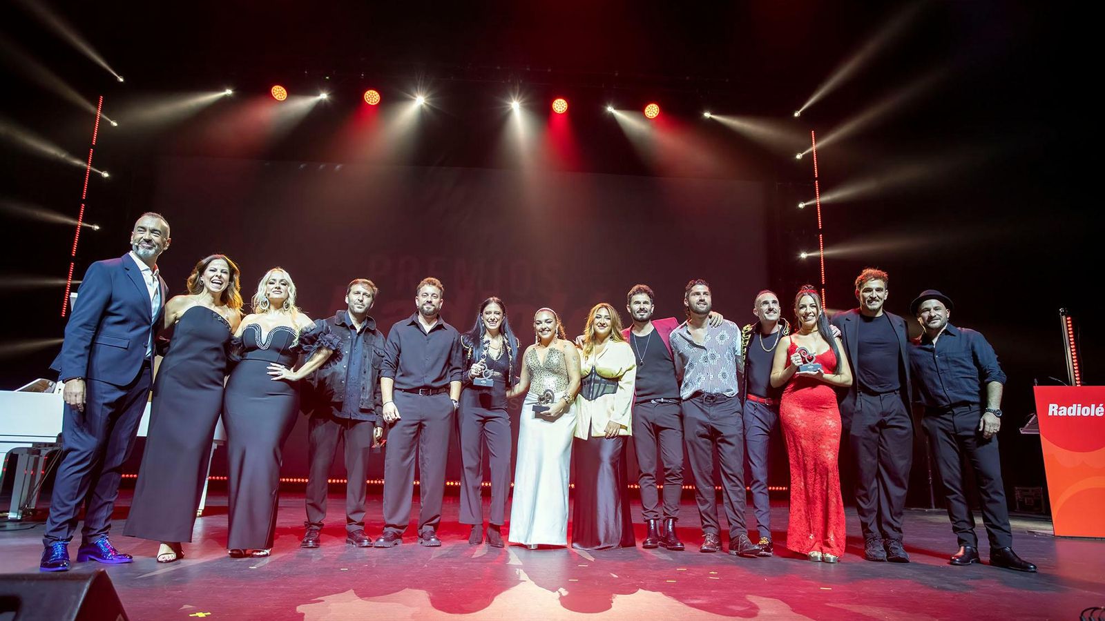 Foto de familia con los premiados de Radiolé