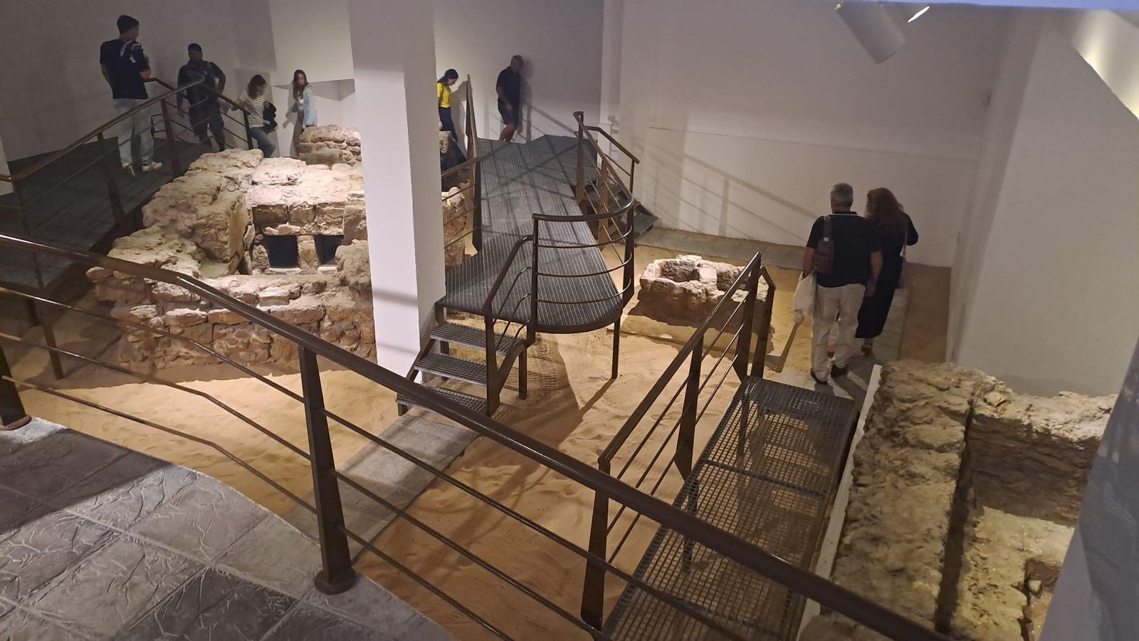 Las distintas estructuras de enterramientos colectivos de los columbarios de Cádiz