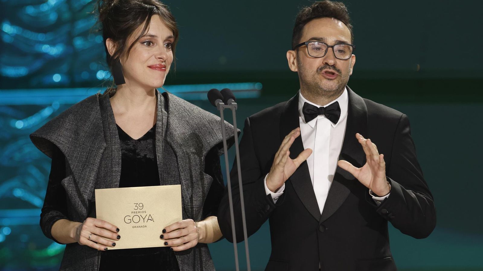 Los realizadores Juan Antonio Bayona y Estibaliz Urresola antes de entregar el Goya a ´Mejor dirección novel´