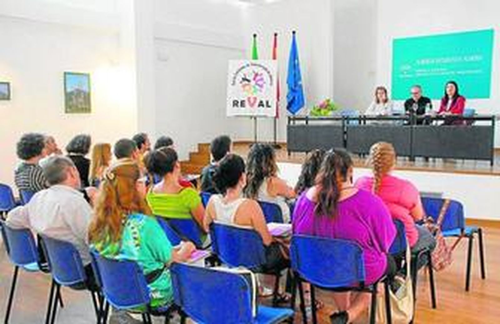 Los asistentes al acto inaugural llenaron las butacas, atendiendo a la explicación de los ponentes.