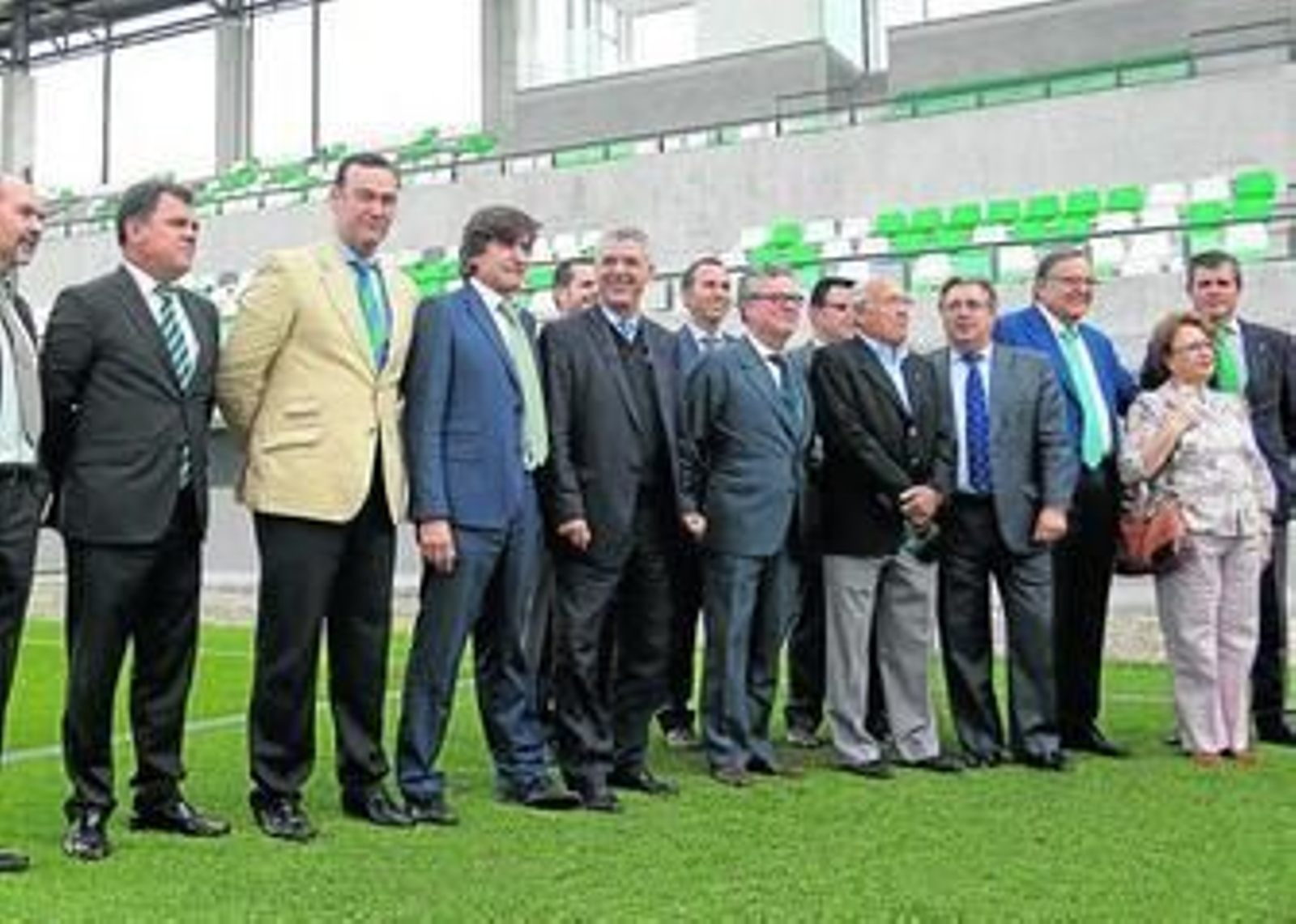 El consejo del Betis posa junto al alcalde, Juan Ignacio Zoido, Ángel Villar, Eduardo Herrera y Luis del Sol.