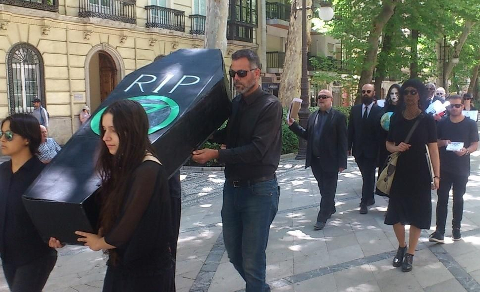 La comitiva funeraria que ha recorrido el centro de Granada.