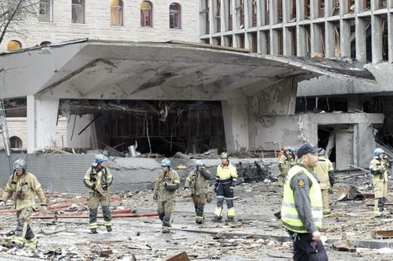 Dos ataques sacuden la capital noruega, el primero con un coche bomba en el centro de la ciudad y el segundo en un campamento juvenil.

Foto: AFP Photo