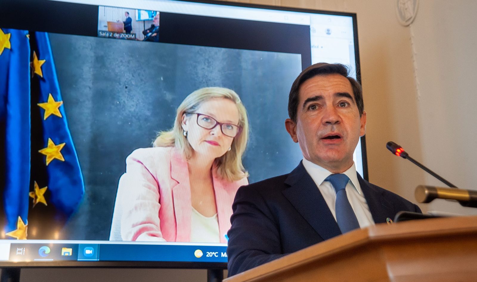 Carlos Torres Vila y Nadia Calviño, durante su participación en la UIMP en Santander.