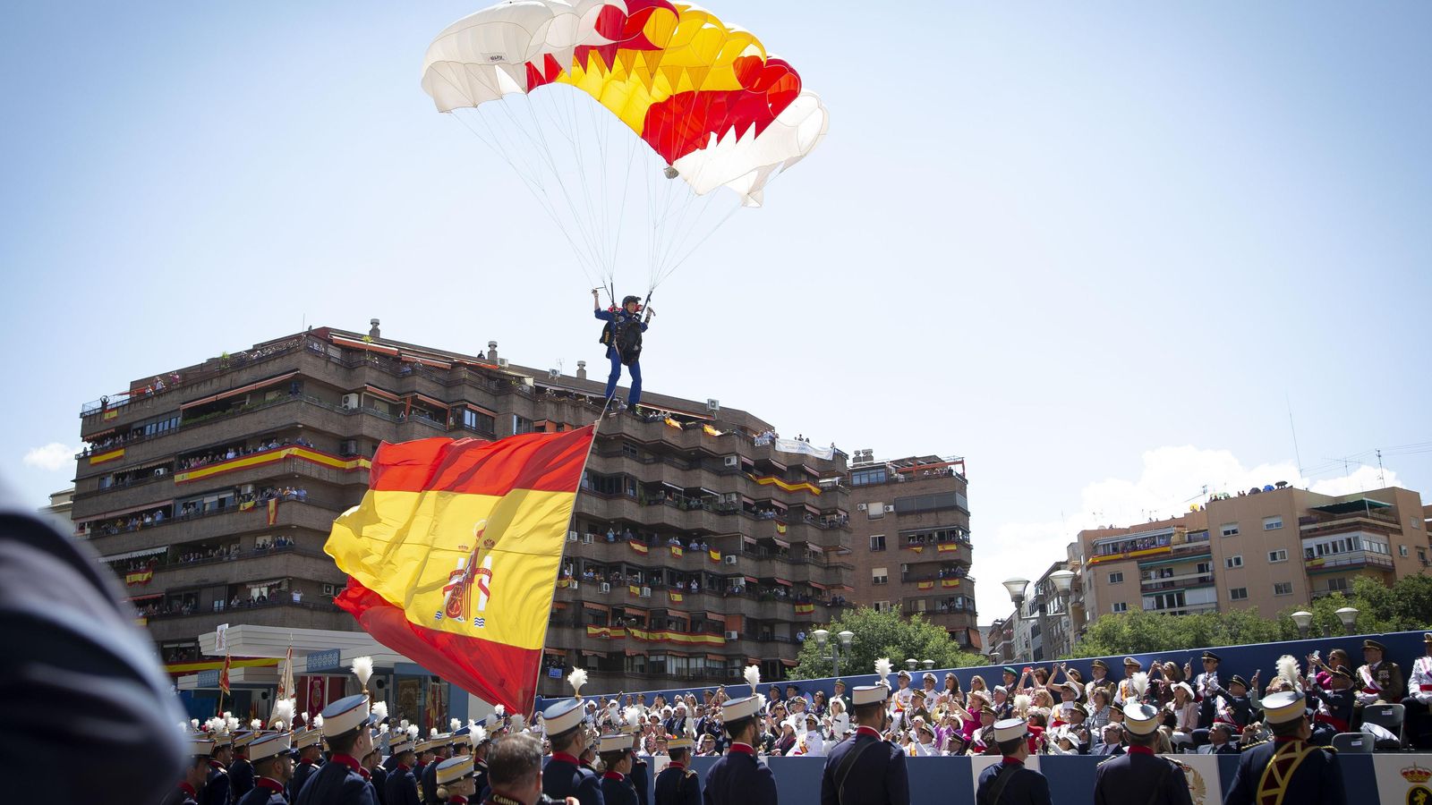 Desfile del Día de las Fuerzas Armadas en Granada en 2023.