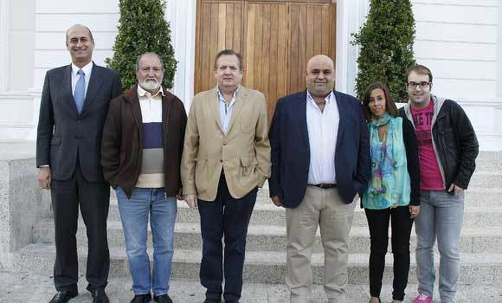 Los Reyes Magos de 2015 y su séquito, posando para Diario de Cádiz ayer en la plaza de Isaac Peral. /Andrés Mora