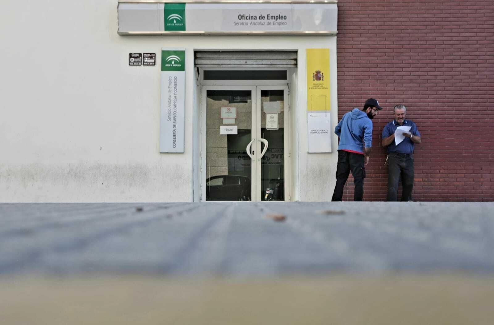 Dos personas conversan en el exterior de la oficina del SAE de Algeciras, este martes.