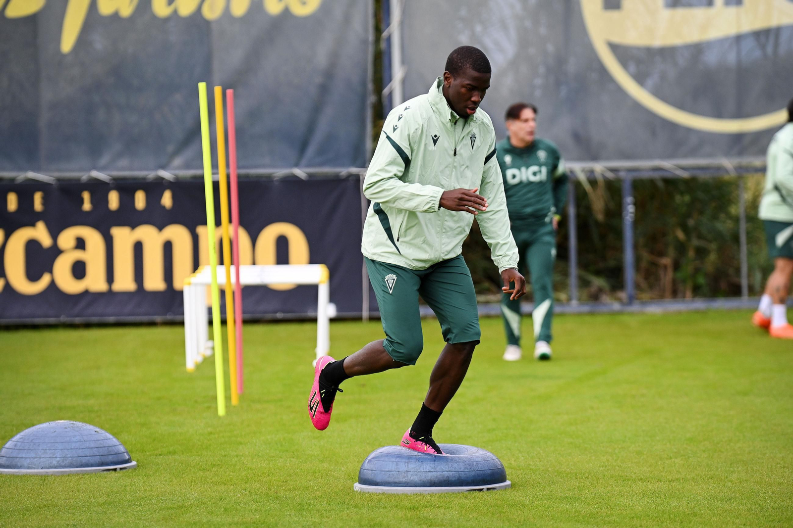 Moussa realiza un ejercicio en el entrenamiento de este sábado.