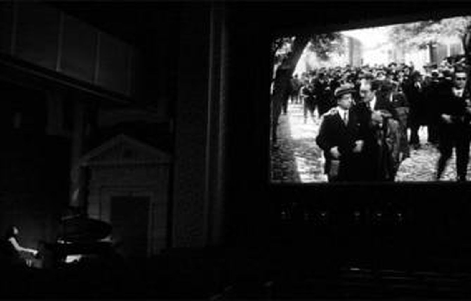 Un momento de la proyección de ayer de la película del banquete en las bodegas Domecq.