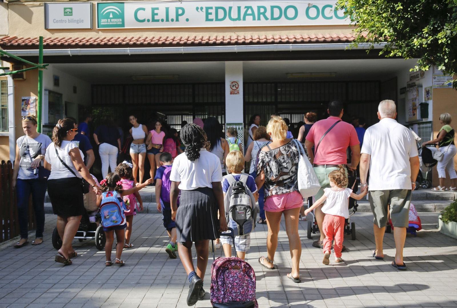 Entrada de alumnos en un colegio público de la capital malagueña.