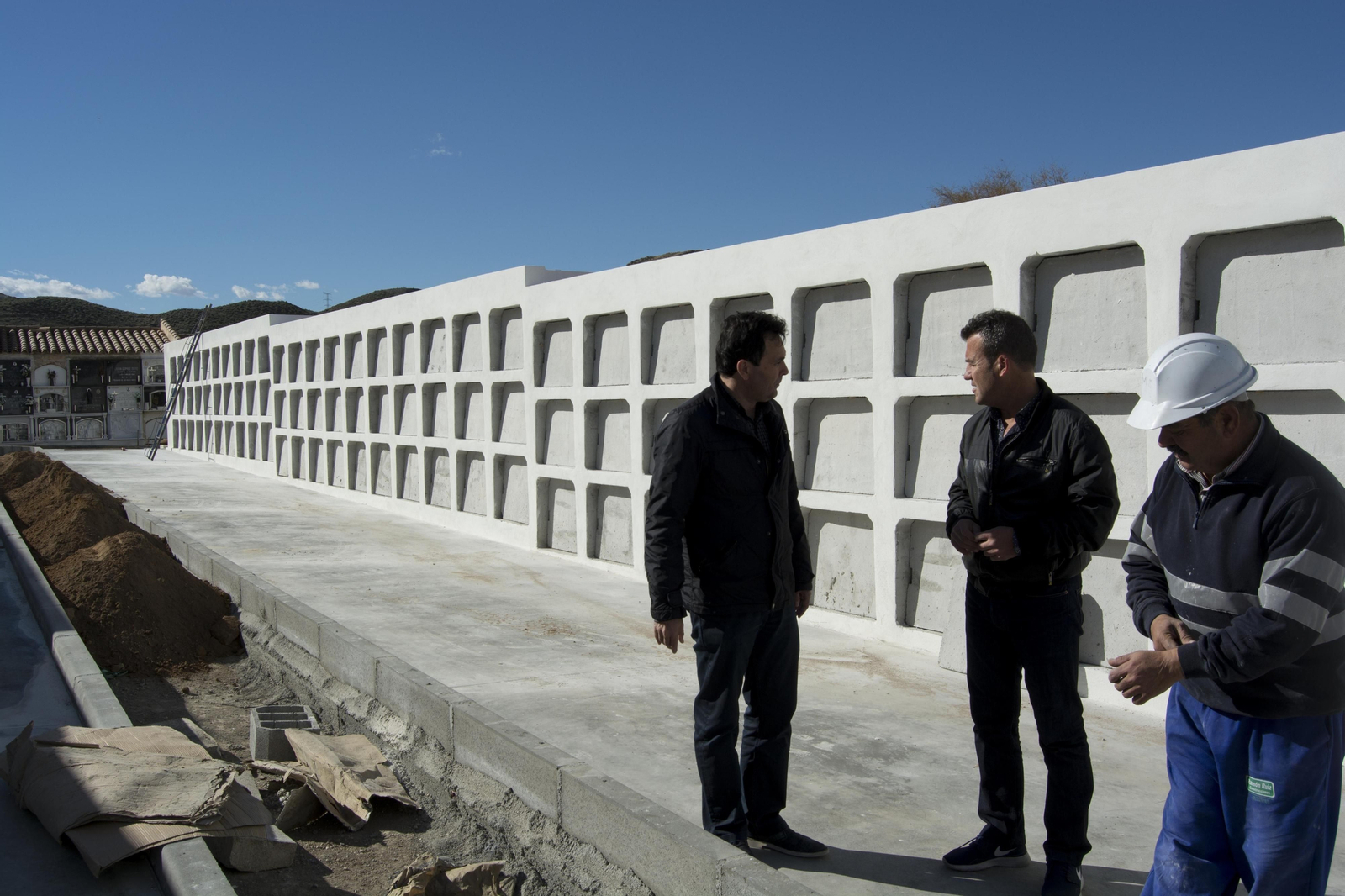 El alcalde de Carboneras, Salvador Hernández, ha visitado las obras del cementerio.
