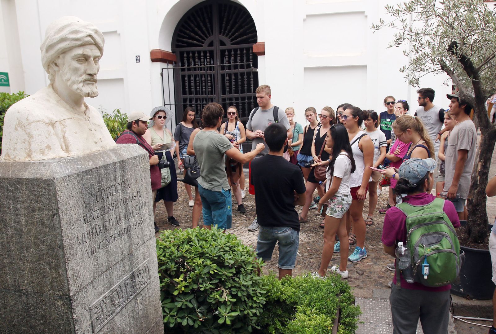 Turistas en una de las calles de la Judería.