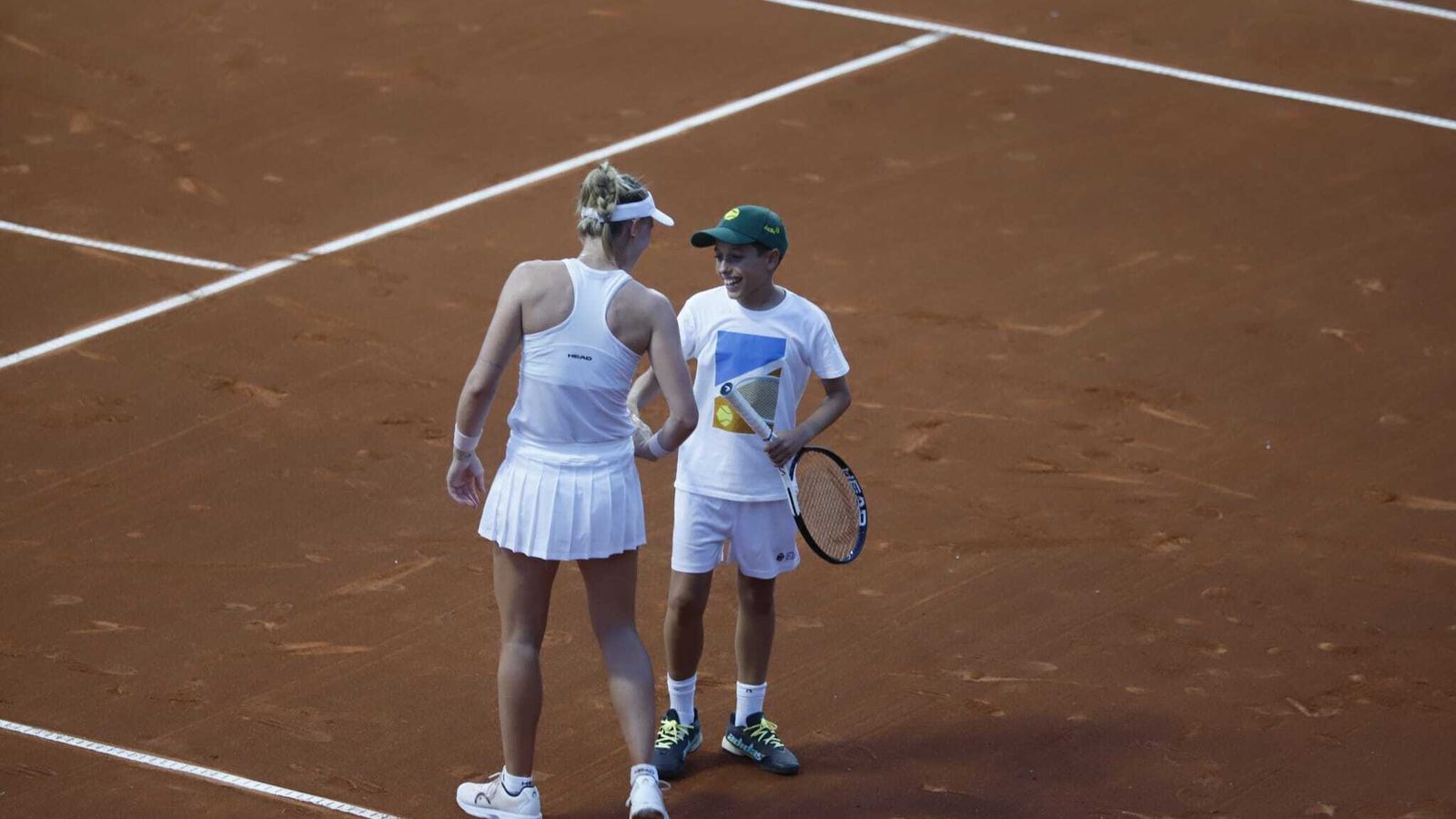 Jil Teichmann felicita al joven recogepelotas de Huelva.