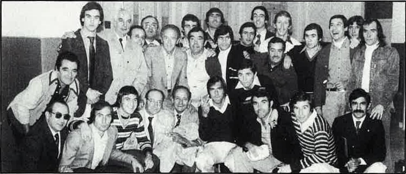 Los futbolistas posan con algún periodista y técnicos del club.
