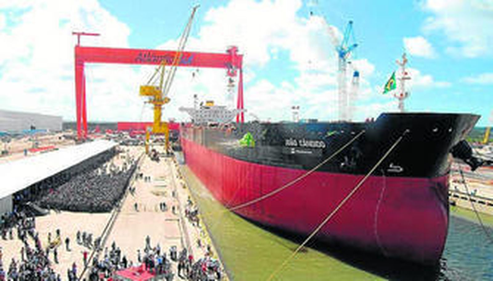 Imagen de un petrolero tipo 'Suezmax' el día de su botadura en un astillero de Brasil.