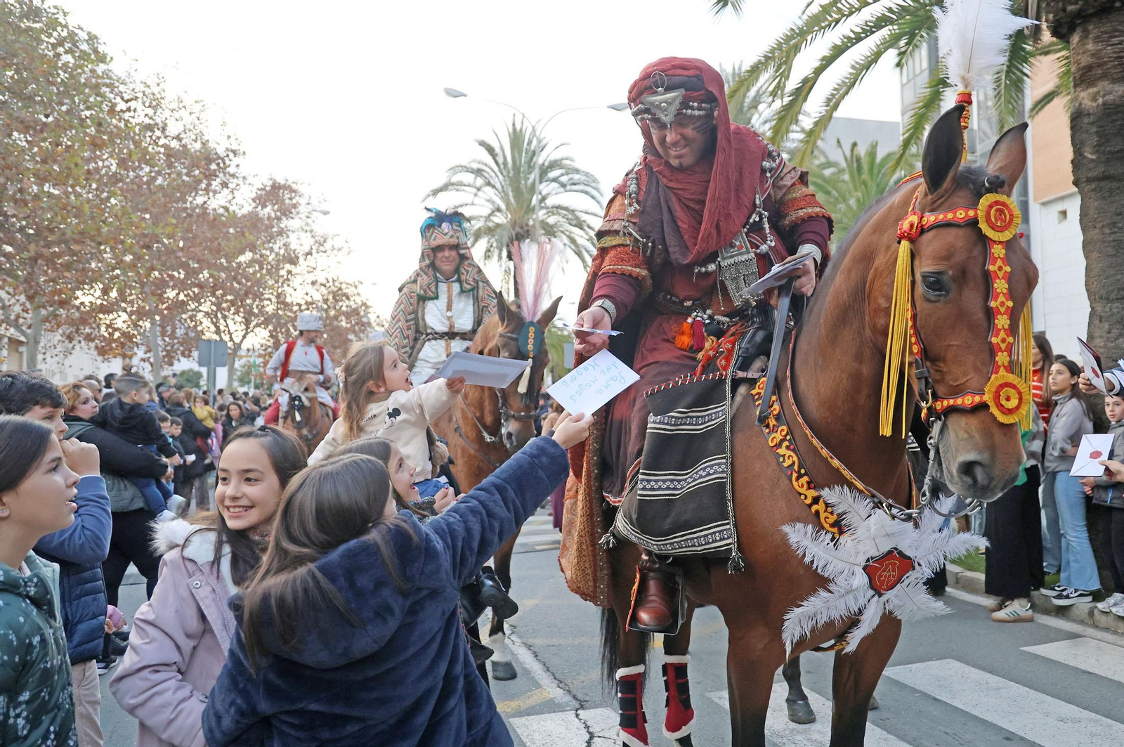 Imágenes del Heraldo Real anunciando la llegada de los Reyes Magos a Huelva