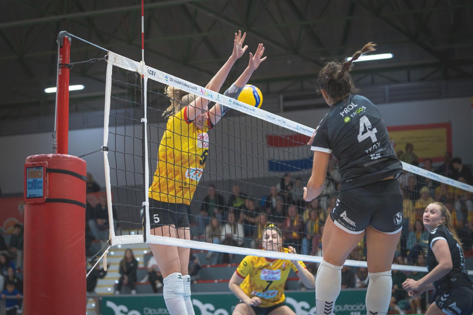 Lucía Prol remata en el partido que ganó el Fundación Cajasol Andalucía el pasado miércoles.