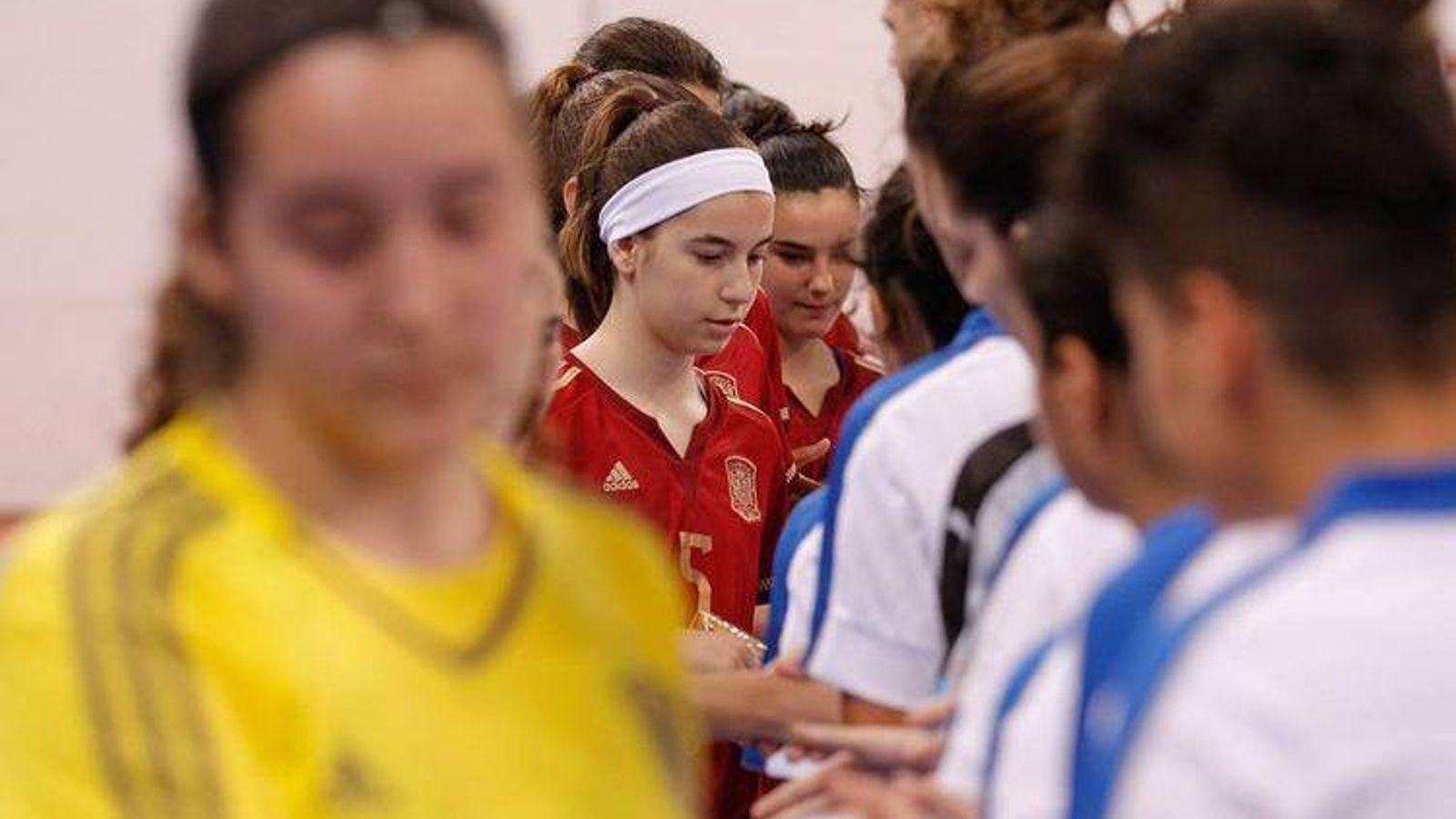 Debut con España sub 17 con 13 años en Portugal en 2016.