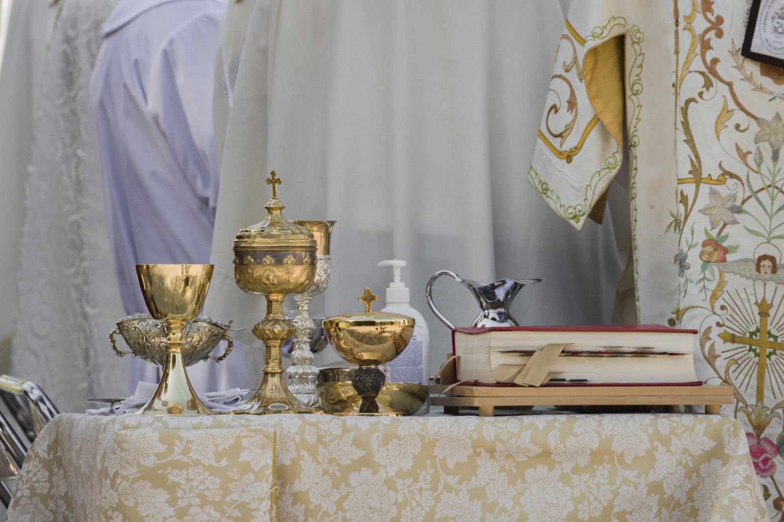 Misa de campaña frente a la parroquia del Cristo de la Sed con la Virgen del Carmen