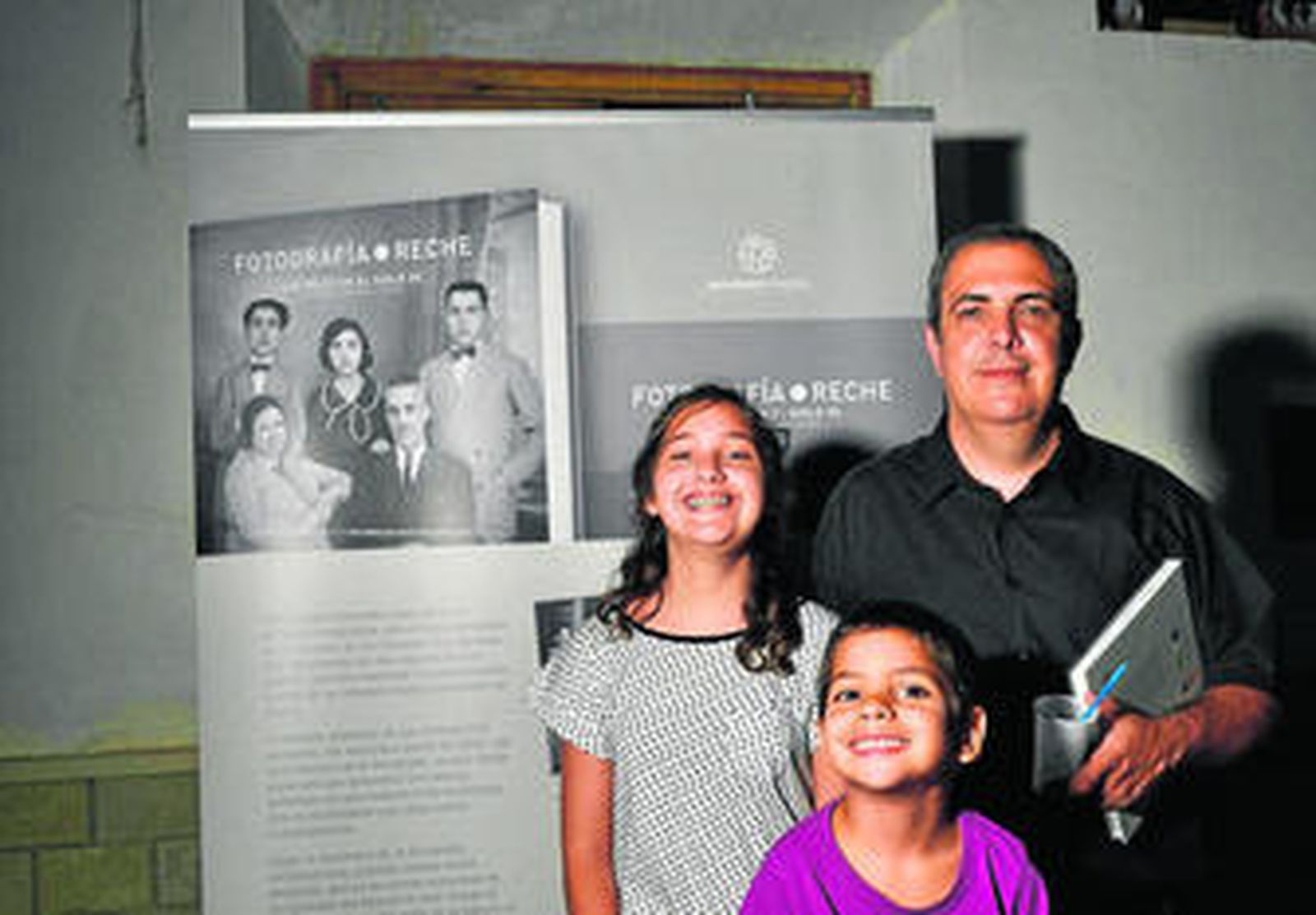 Diego Reche, hijo de Antonio Reche con sus hijos y un ejemplar de la obra.