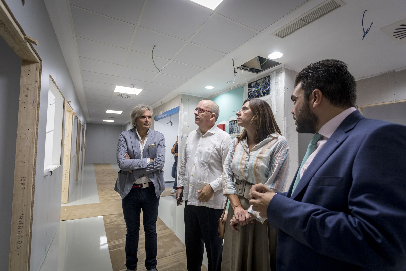 El gerente del Grupo Médico López Cano, Antonio López Sifferle, muestra junto al propietario, Antonio López Cano, las instalaciones a Victoria Rodríguez y Javier Sánchez Rojas.