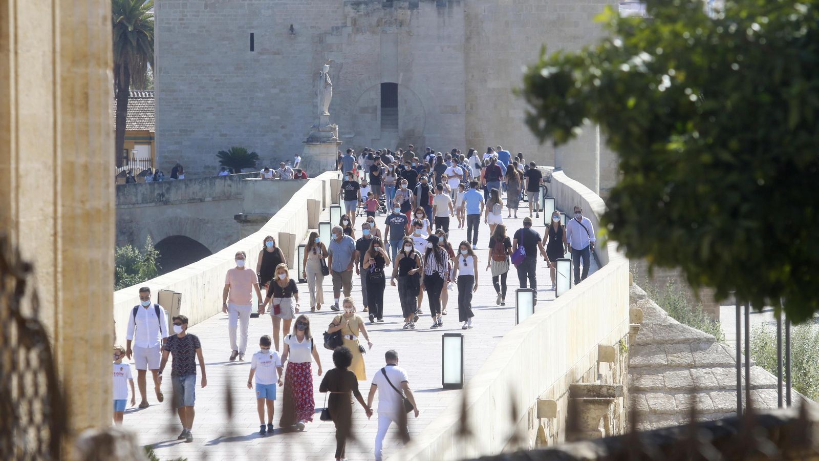 Turistas pasean por el Puente Romano de Córdoba