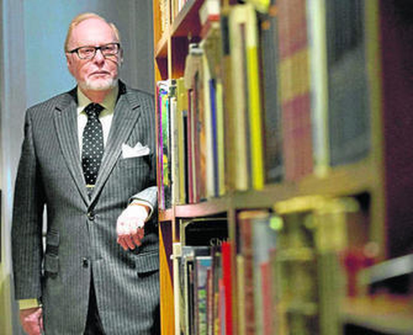 El escritor Mauricio Wiesenthal (Barcelona, 1943), retratado entre los libros de su biblioteca personal.