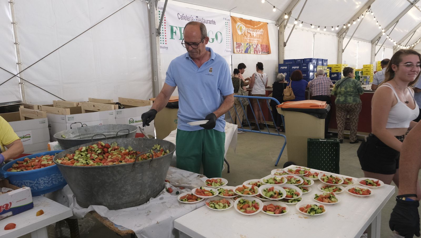 Imágenes de la degustación de huevos fritos con chorizo, en las Fiestas de Santa María del Águila