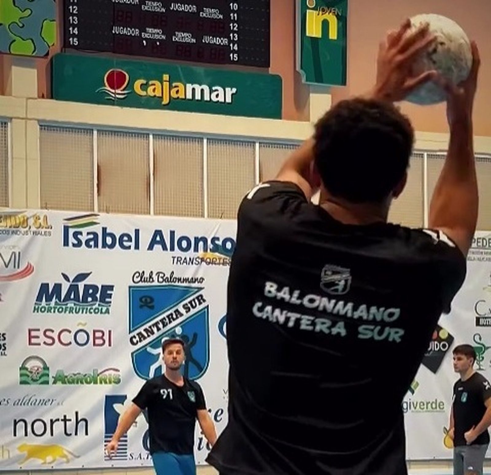 Un jugador canterano-sureño agarra el balón tras recibir un pase durante un calentamiento antes de un partido.