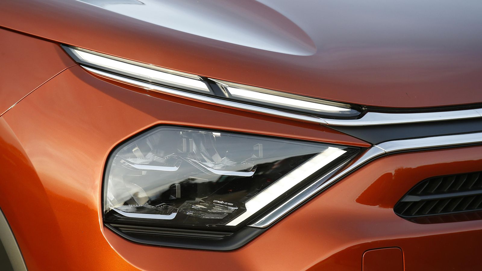 Los faros son una seña inequívoca de que se trata de un Citroën. La forma en V que definen ambos grupos ópticos se mantiene también en la zona posterior .