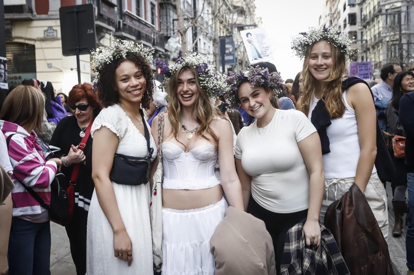 Una ola morada inunda la avenida principal de Granada en el Día de la Mujer