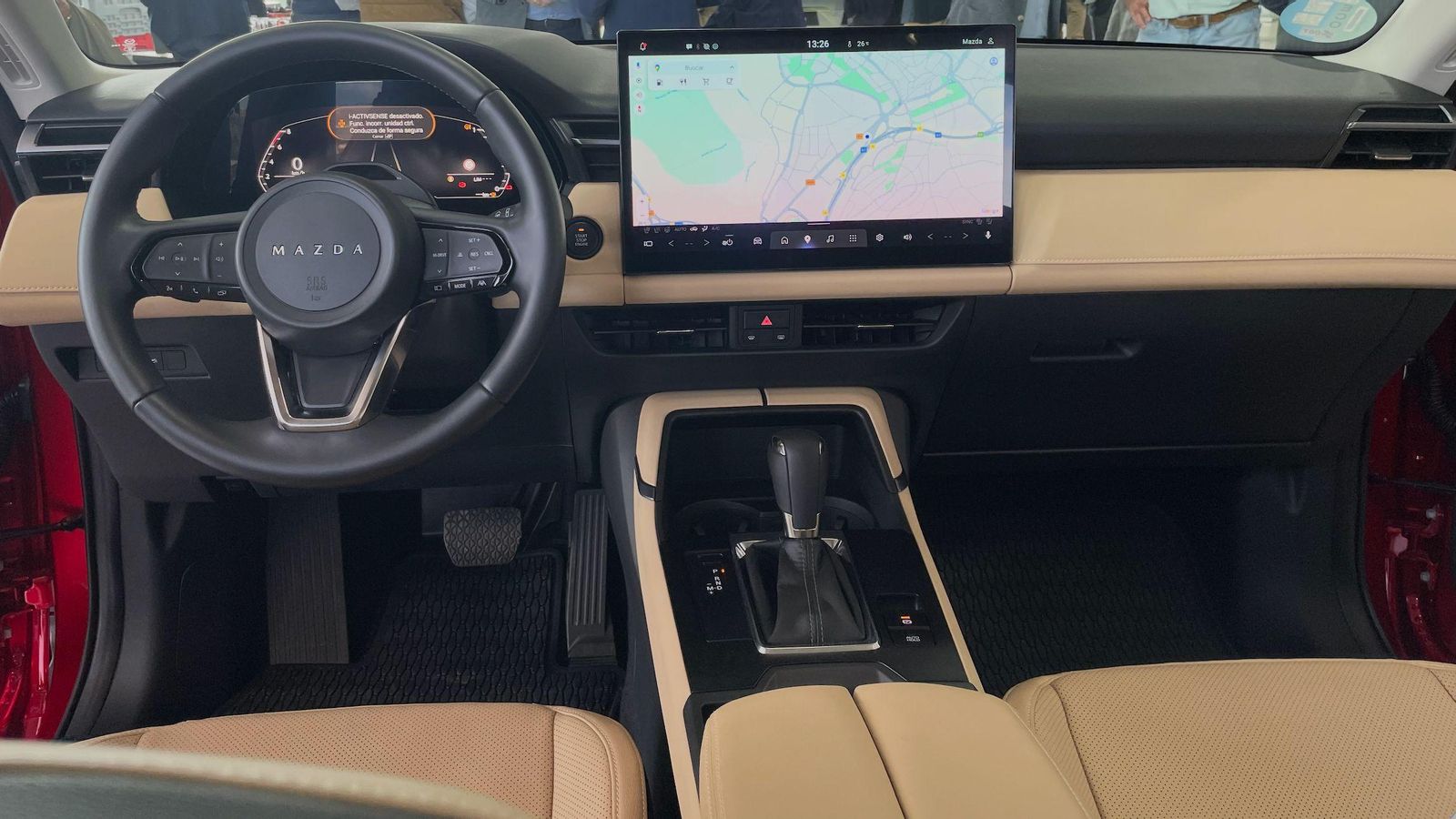 La pantalla central toma un papel protagonista en el diseño interior del CX-5. La de menor tamaño de las dos posibles tiene 12,9", por los 15,6" de ésta, la mayor: la del anterior CX-5 tenía sólo 10,25".