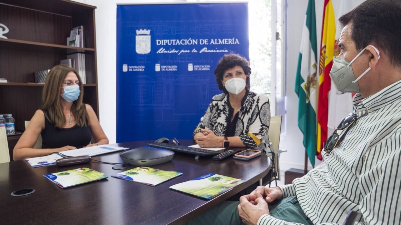 La diputada Carmen Navarro en la reunión con miembros del CADE para impulsar 'Almería, empleo joven contra la despoblación'