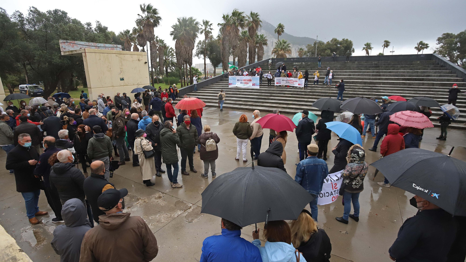 Fotos de la concentración contra la subestación de Red Eléctrica en La Línea