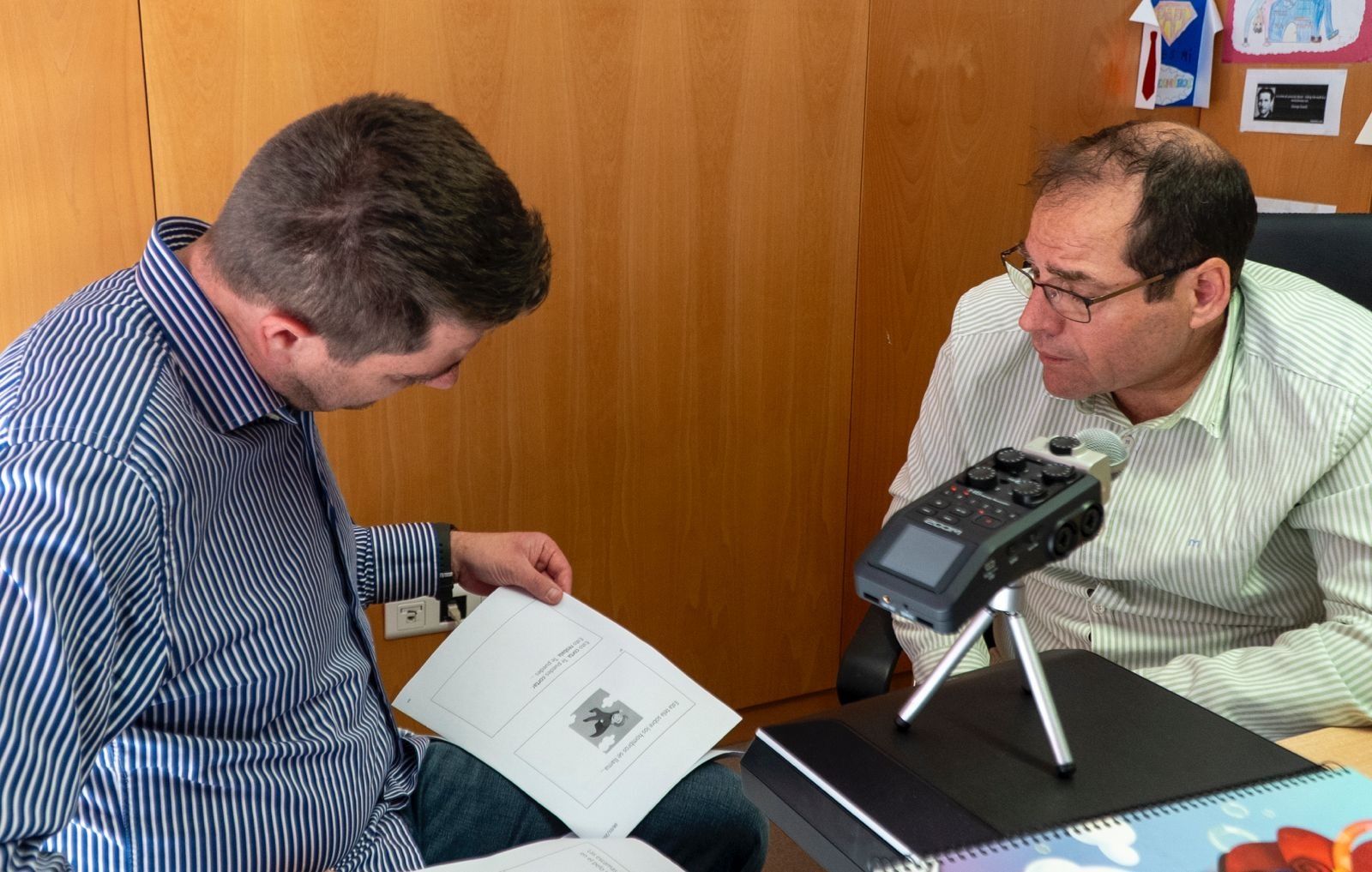 Un vecino de Nerja grabando su acento para el Atlas Lingüístico Interactivo de los Acentos de Andalucía