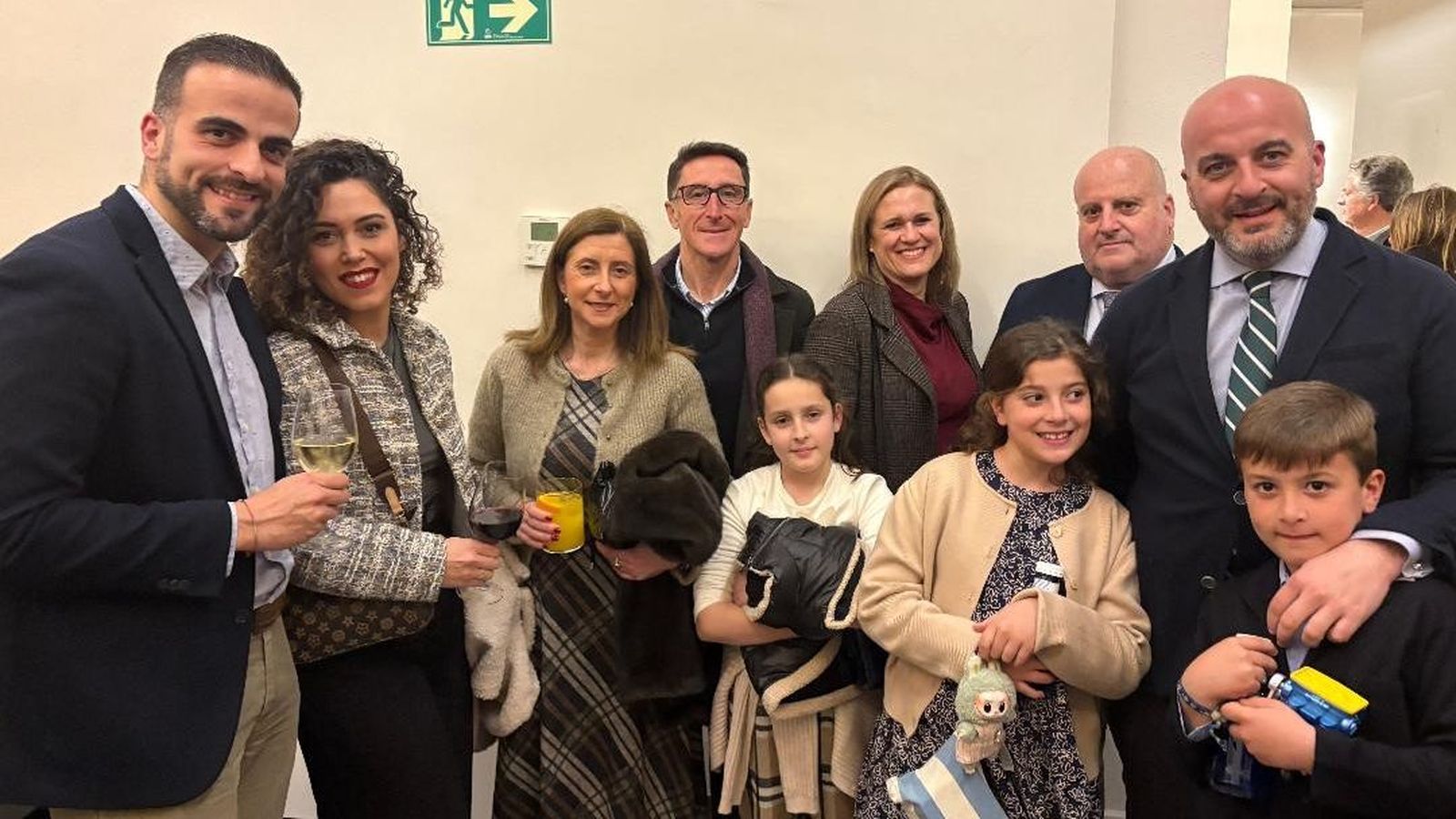 Juan Durio, Tere Manzano, Inmaculada y Manolo Ruiz Gené, Belén García, Ramón Fernández y Pablo-Manuel Durio, con los más jóvenes de la familia.