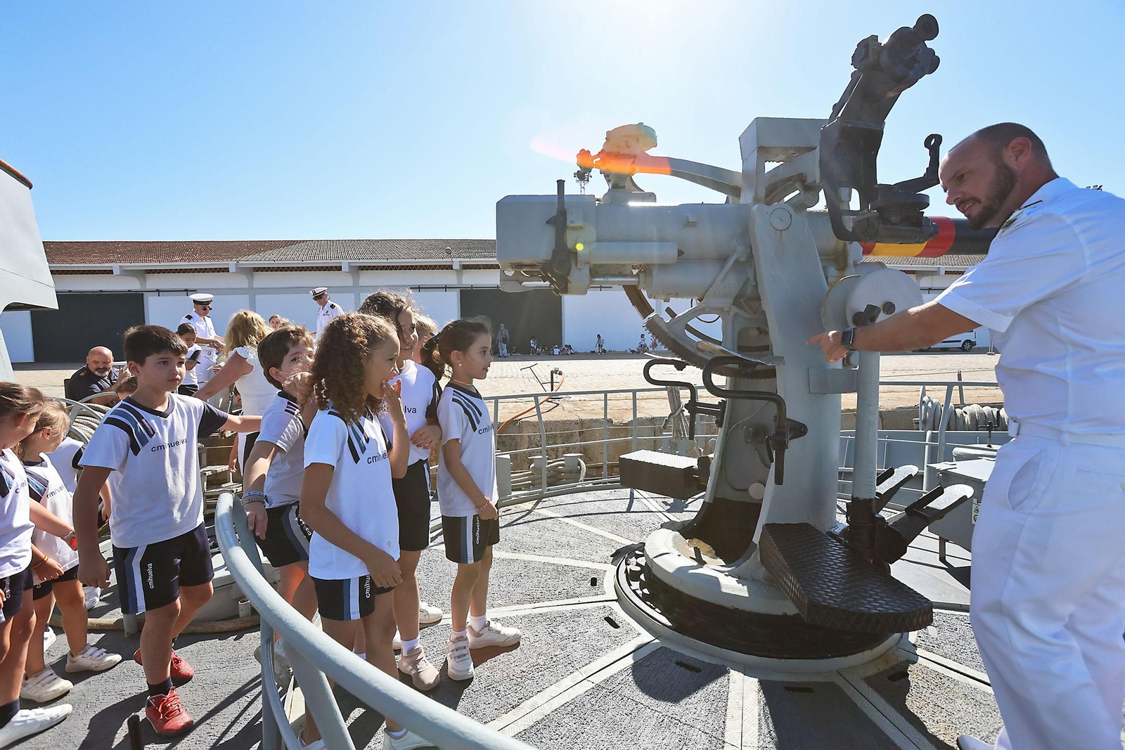 Imágenes de las visitas al patrullero de la Armada Española Medas p-26