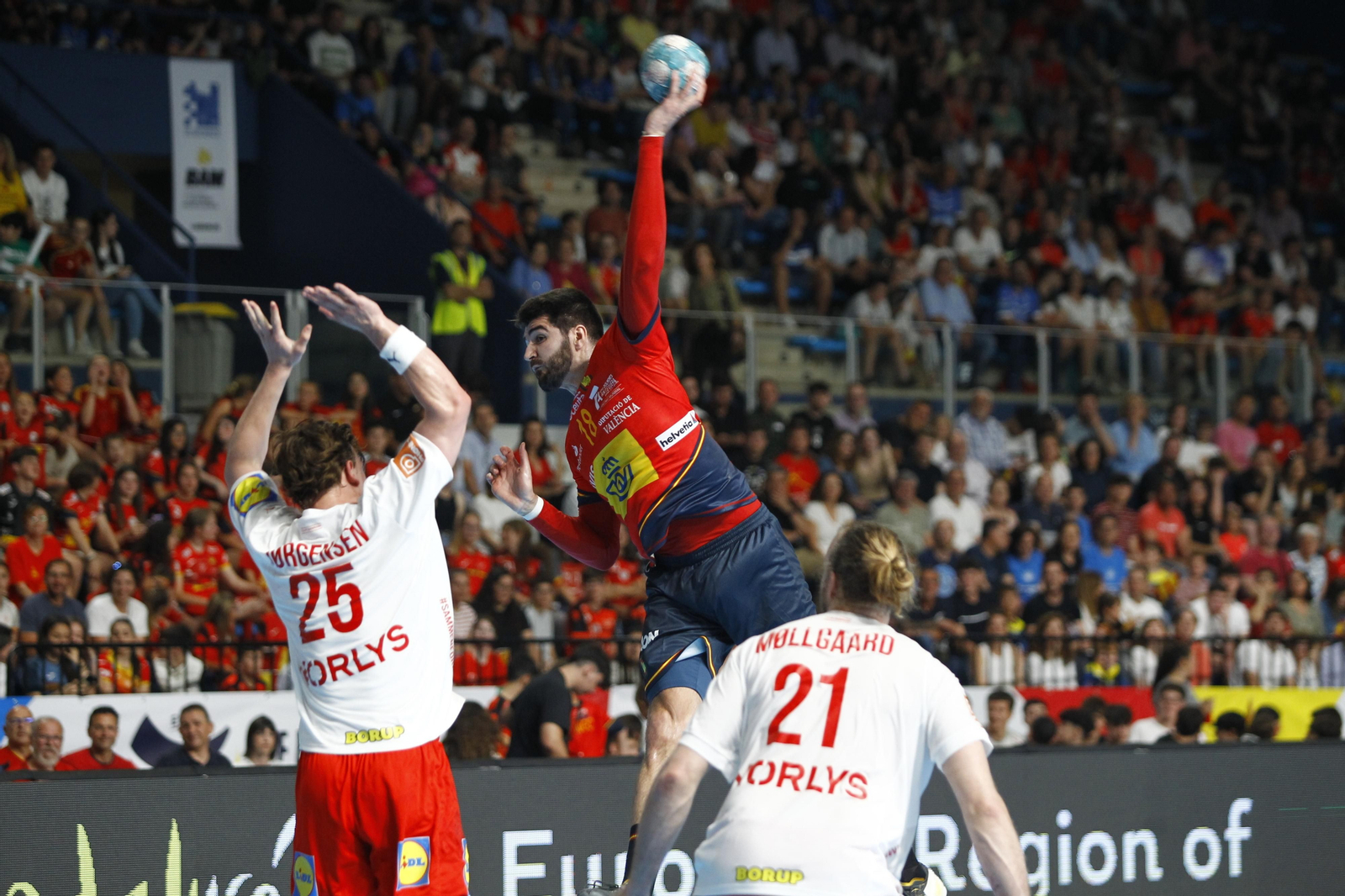 Imágenes del España-Dinamarca de la EHF Euro Cup de balonmano, en Almería