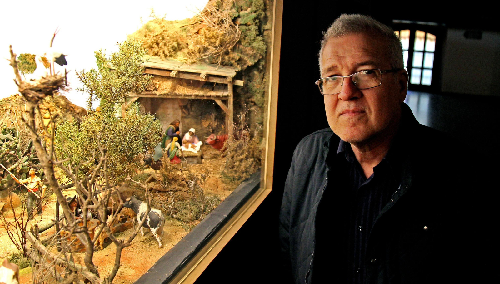 Ramón García, presidente de la Asociación de Belenistas, junto a uno de los dioramas nuevos en el Museo.