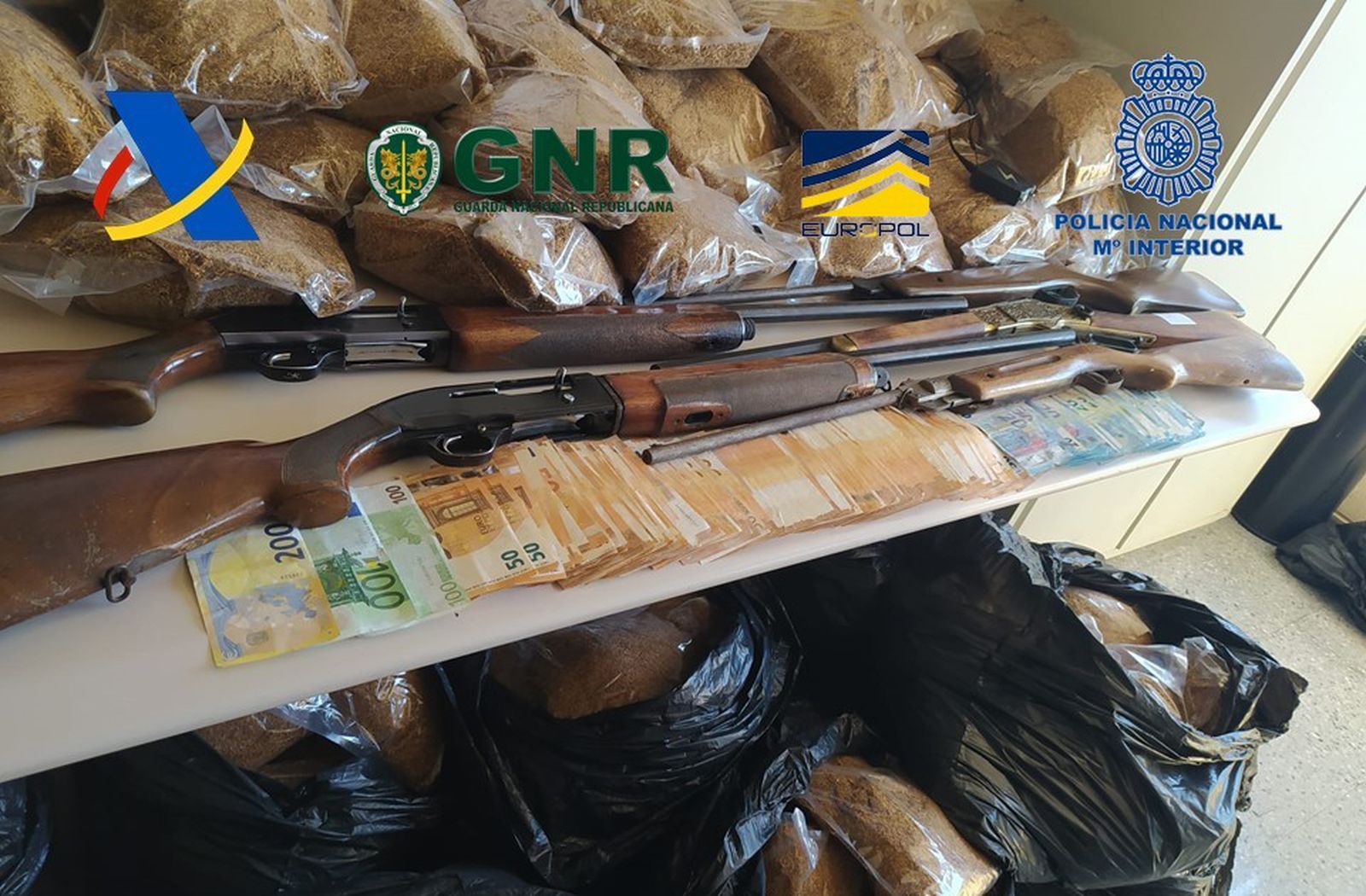 Tabaco, armas y dinero incautado