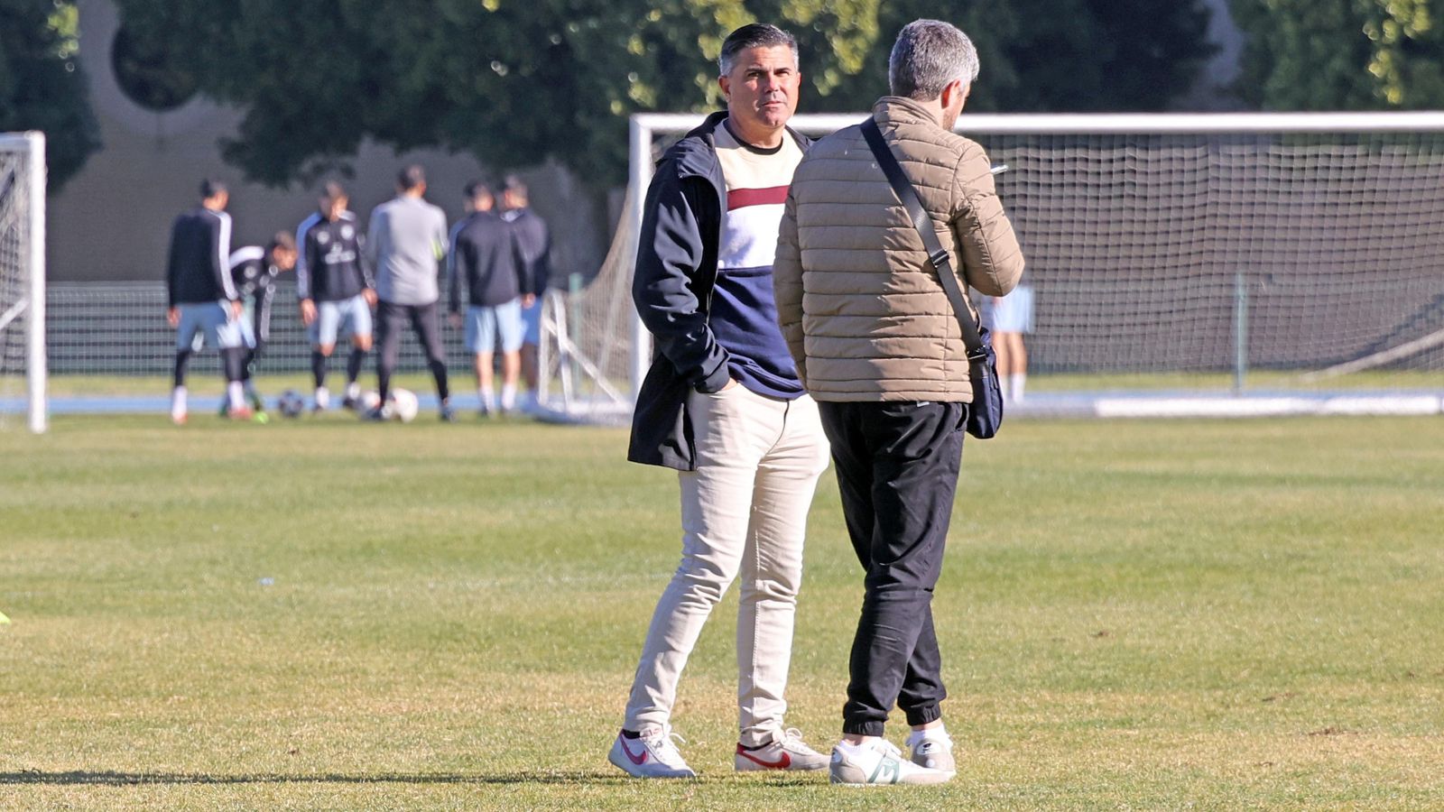 Marc Domínguez, de espaldas, charla con Juan Carlos Ramírez.