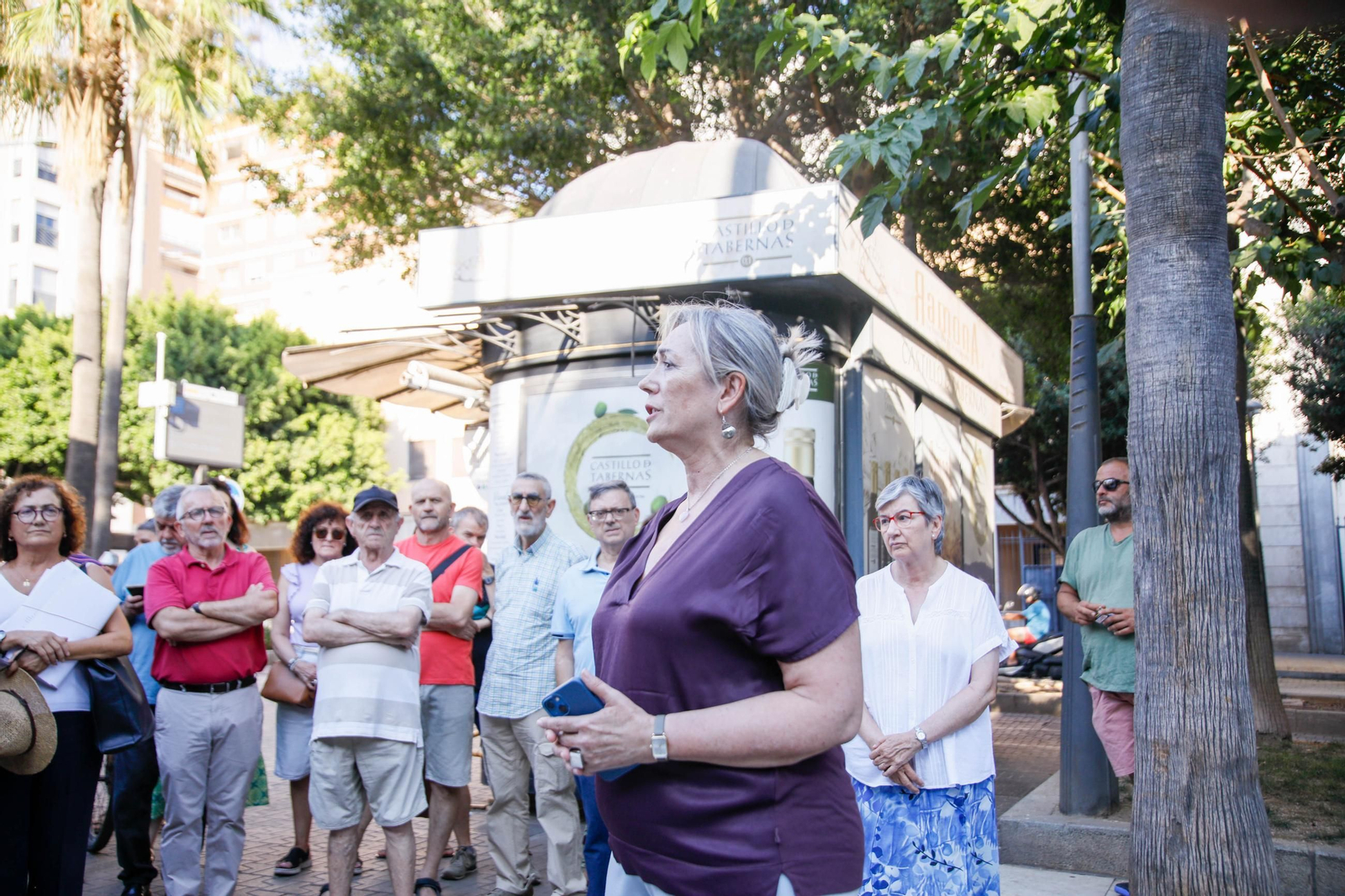 Las imágenes del minuto de silencio en el Mirador de la Rambla por la mujer asesinada en Almería