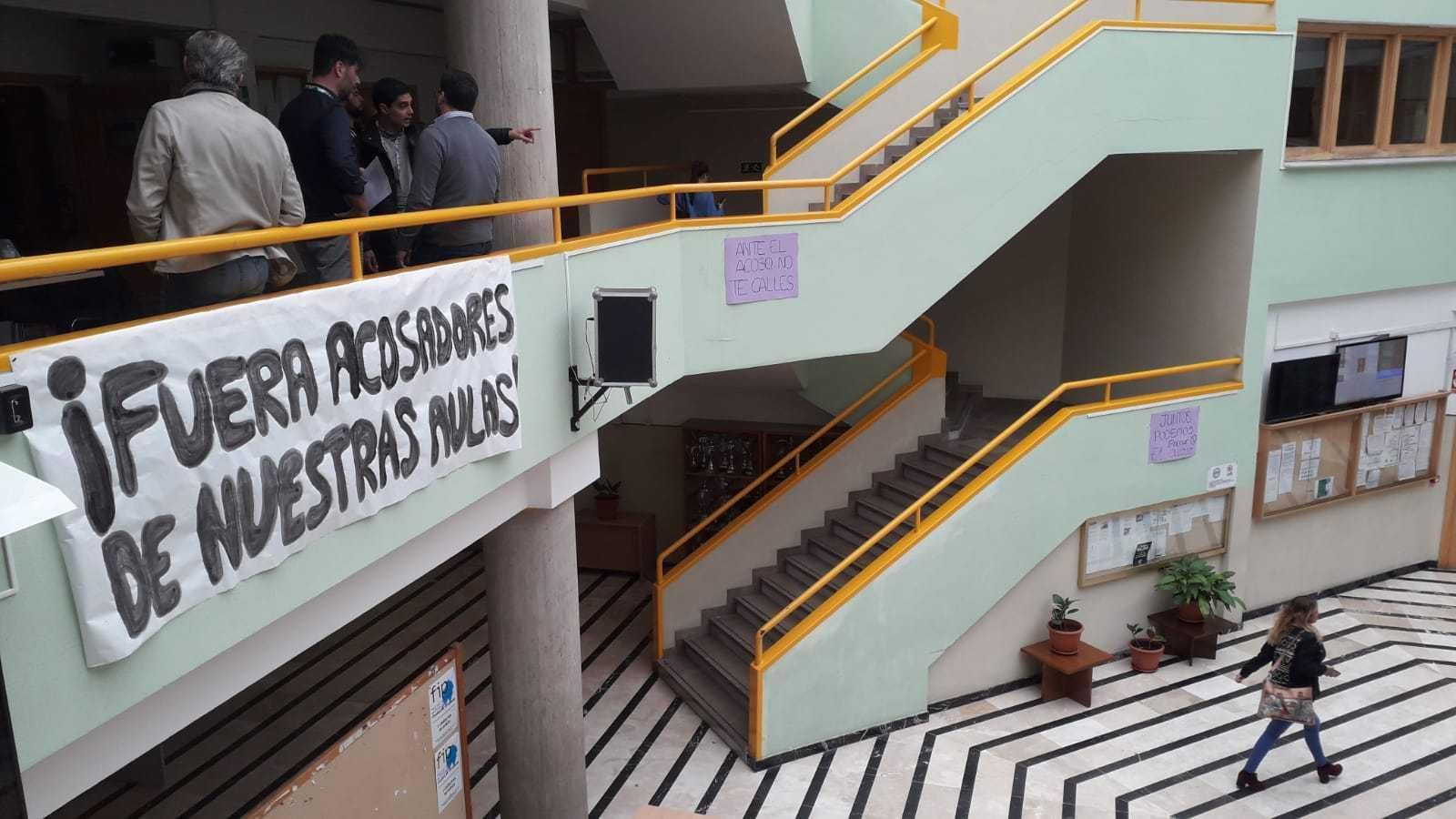 Pancartas en la Facultad de Ciencias de la Educación.