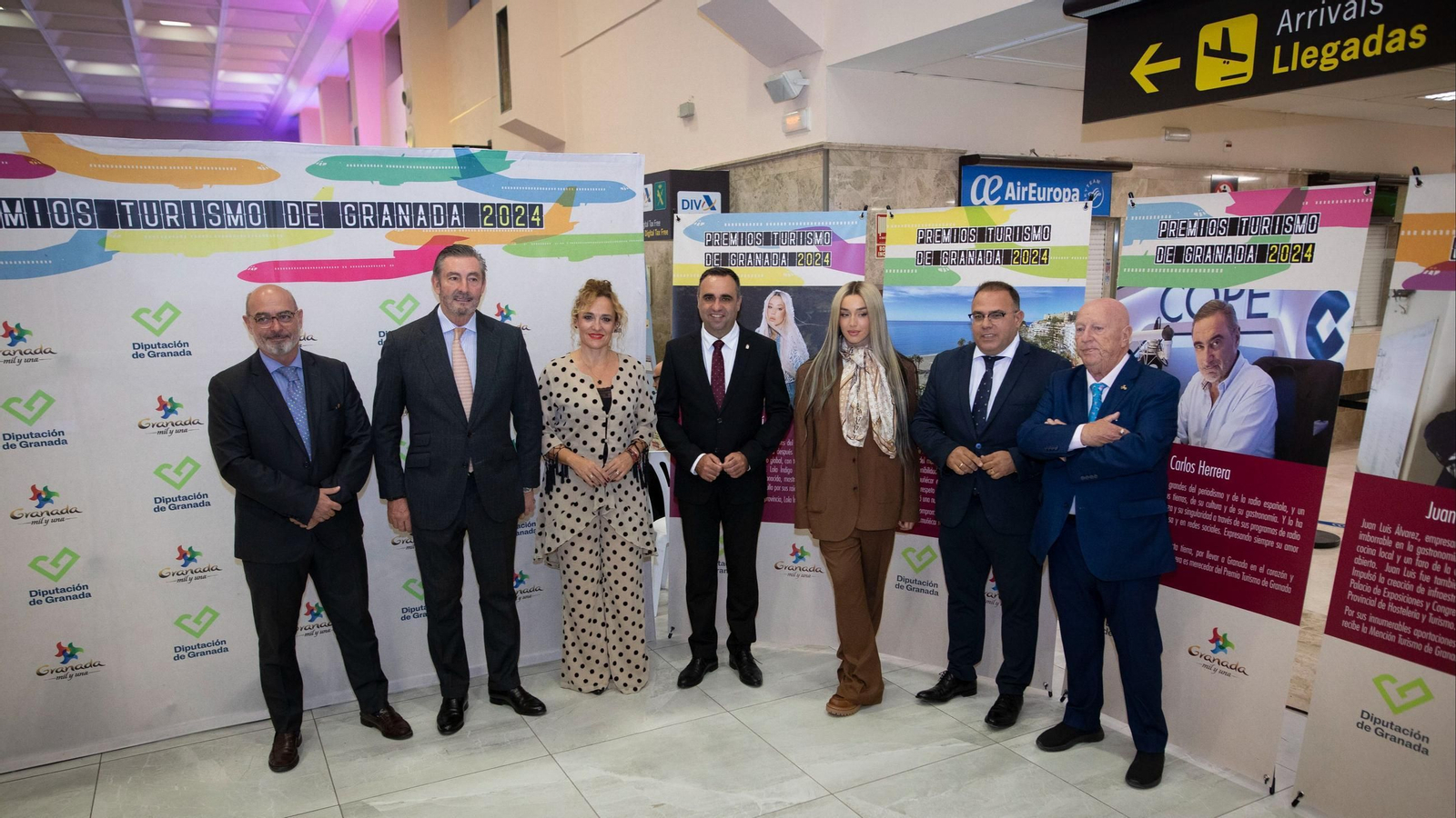 El presidente provincial y la diputada de Turismo junto a los galardonados en los Premios Turismo de Granada El presidente provincial y la diputada de Turismo junto a los galardonados en los Premios Turismo de Granada