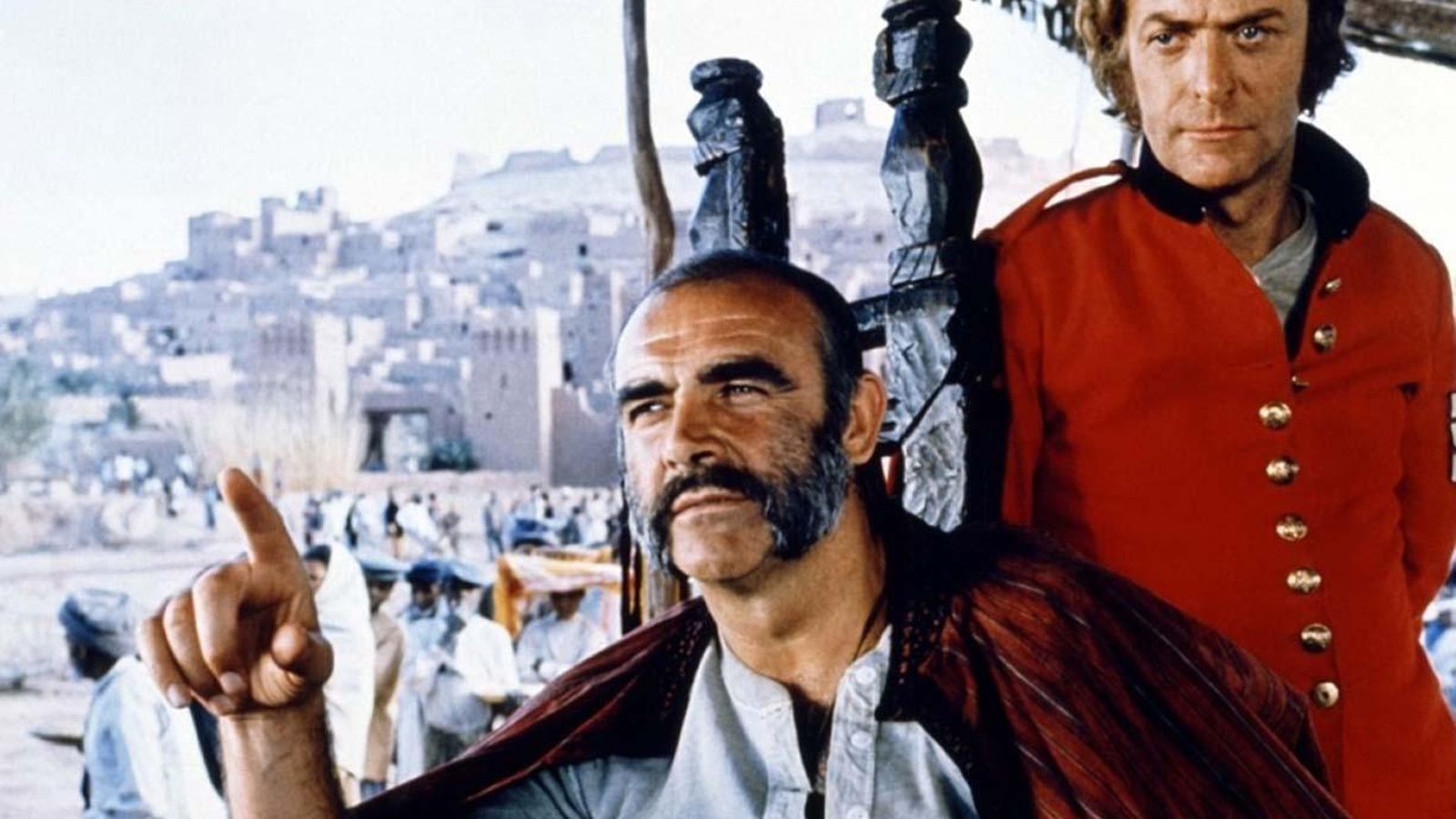 Con Michael Caine en 'El hombre que pudo reinar'.