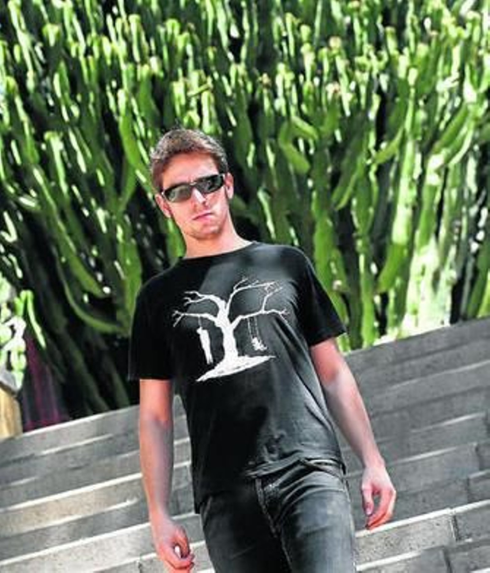 Retratos. El artista onubense Fernando Bazán, caminando por el Barrio Obrero de la capital, y en algunos momentos de la entrevista.