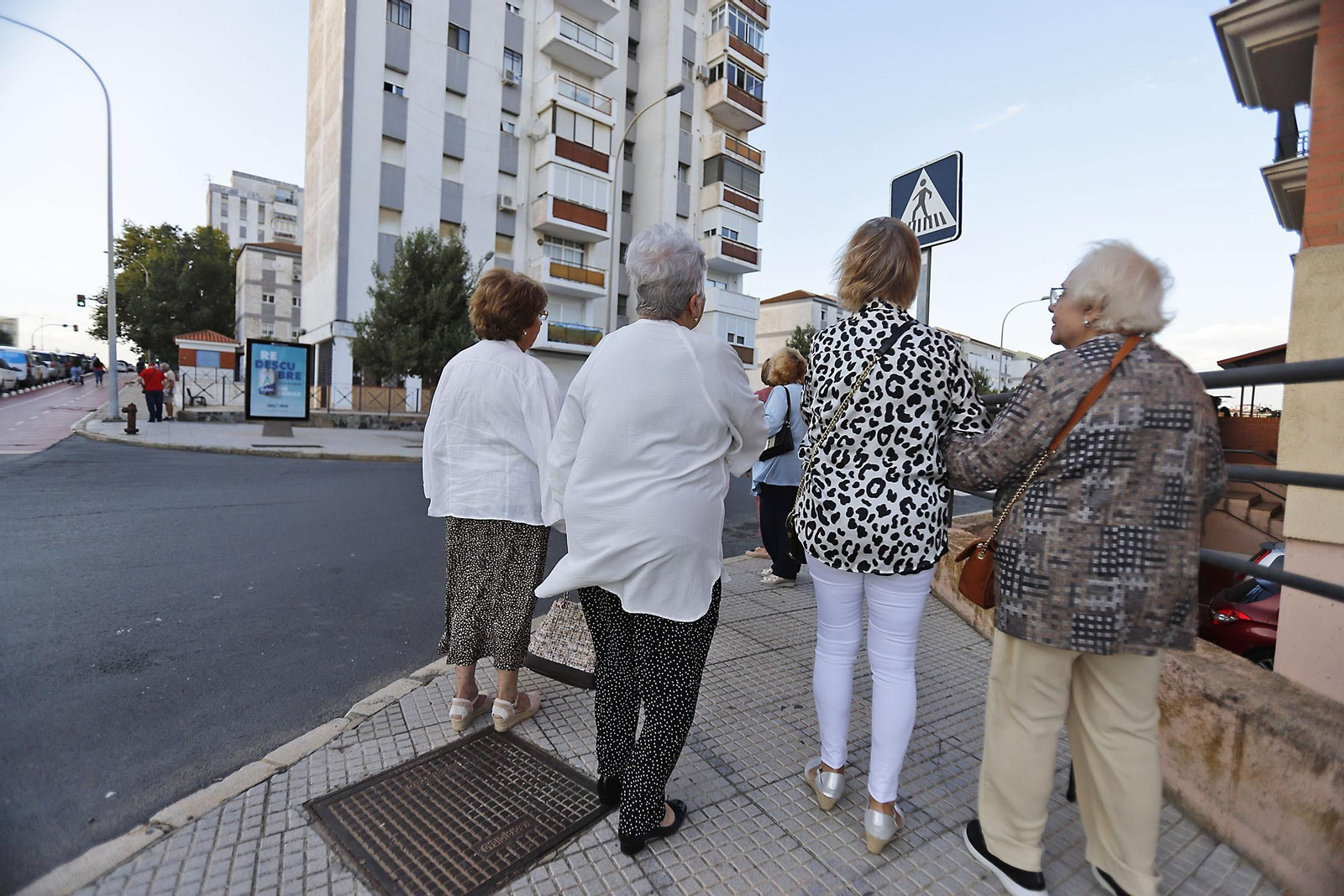 Un grupo de mujeres se dirige a La Hispanidad.