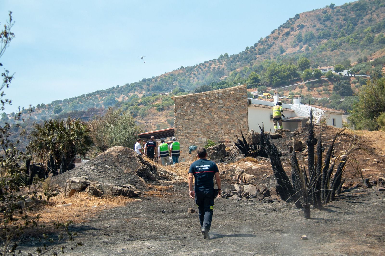 Un bombero en una de las zonas afectadas por el incendio, en una imagen de archivo